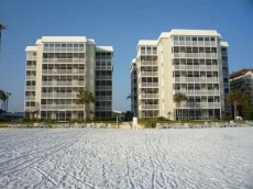 Beachfront Penthouse - Views! Beach & Pool Open! Wifi, Screened Lanai, CLEAN