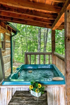 Gorgeous View, Private Studio Log Cabin, Hot Tub, Sleeps 2, 1 Bathroom, GSMNP