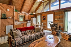 Gorgeous View, Private Studio Log Cabin, Hot Tub, Sleeps 2, 1 Bathroom, GSMNP