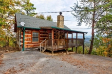 Gorgeous View, Private Studio Log Cabin, Hot Tub, Sleeps 2, 1 Bathroom, GSMNP