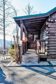 Gatlinburg Cabin with Views, Hot Tub, Pool Table, Smoky Mountains, 1 bed, 1 bath