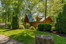 Amazing Log Cabin, nestled in woods, private hot tub Near Big Cedar - Three Bear Lodge