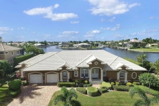 LARGE HOME WITH FANTASTIC WATERVIEW & SUNSETS