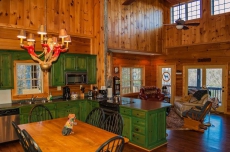 Cozy Log Cabin - Fireplace - Hot Tub - Views