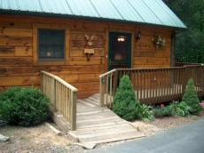 Creekside 4 BR Pet Friendly Cabin w/ Hot Tub, Pool Table, Fire Pit, WiFi