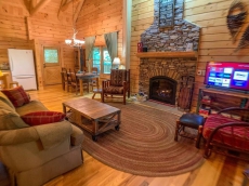 Pine Log Lodge -Log Cabin W/Babbling Creek, Hot Tub, Fire Pit & 2 Kings!