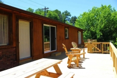 RIVERS EDGE- w/Hot Tub, FIre Pit, WiFi, Gas F/P & Ping Pong. Near Zaloo's!