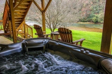 RIVERS EDGE- w/Hot Tub, FIre Pit, WiFi, Gas F/P & Ping Pong. Near Zaloo's!