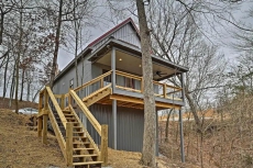 Cozy East Bernstadt Cabin w/Porch, Fire Pit & Pond