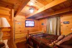 Hot Tub, WiFi, Arcade - Wooded Family Cabin - Hidden Chalet - Getaway to Red River Gorge, KY!