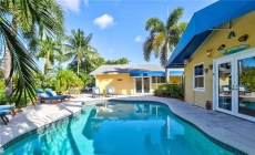 Waterfront 5 Bedroom 4 Bath Jetted Tub and Pool