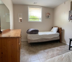 Clean and Cozy: 2 Bdrm, 1 Bath Steps to Beach