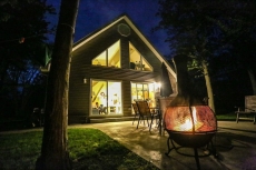 TLC By the Lake-Cozy wooded cottage 4 miles N of town