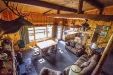 Sky View Log Cabin- Off the beaten trail yet close to all the main attractions!