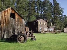 Sky View Log Cabin- Off the beaten trail yet close to all the main attractions!