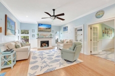 Villa Breeze - 3BD/2BA Charming Coastal Villa w/ Movie Theater, Spa Pool