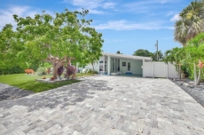 Villa Breeze - 3BD/2BA Charming Coastal Villa w/ Movie Theater, Spa Pool