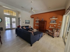 Living room with view to the entrance