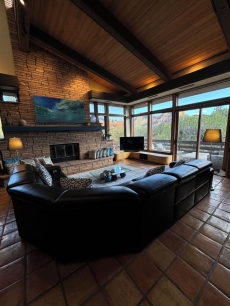 Unmatched Privacy on 3 Acres: Backs to Forest, Forever Views,Hot Tub/ EV Charger - Hillside Villa