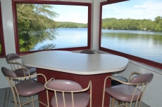 Waterfront Cottage at the edge of a large lake. Near Mystic & Foxwoods