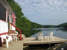 Waterfront Cottage at the edge of a large lake. Near Mystic & Foxwoods