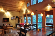 Luxury Cottage In Snowline - Glacier, WA - near Mt Baker - hot tub!