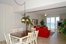 Panoramic Beachfront Condo w/ Restaurant, Pool & Hot Tub