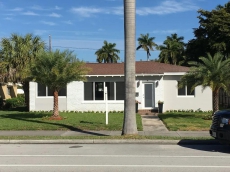 Hollywood Beach House - 14 blocks to the beach, 2.5 blocks to Young's Circle.