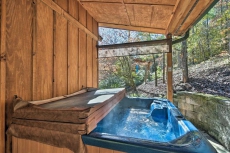 Elk Path Cabin w/Hot Tub & Deck-15 Mi to Asheville