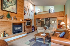 Ski Hill 32 - Ideal Condo - Walk to Gondola and Main St. - Sleeps 8