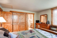 Ski Hill 32 - Ideal Condo - Walk to Gondola and Main St. - Sleeps 8