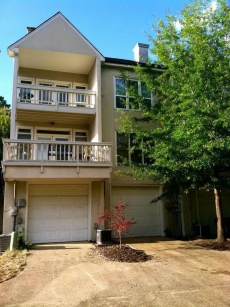 Newly-Remodeled Townhouse Within View Of The Square, 4BR/3BA and Private Parking