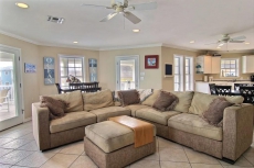 Holiday Beach House *Free Golf Cart, Boardwalk to Beach, Ocean Views, Pool