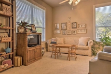 'White Chapel' Cozy Kerrville Cottage on 6 Acres!