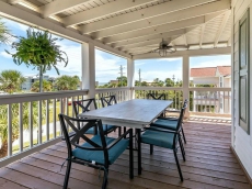 The Nautilus: 4 BR / 3 BA home in Tybee Island, Sleeps 10