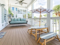 The Nautilus: 4 BR / 3 BA home in Tybee Island, Sleeps 10