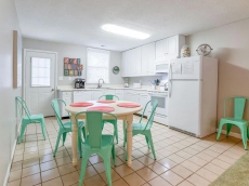 Latitude Adjustment: 5 BR / 2 BA home in Tybee Island, Sleeps 14