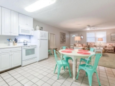 Latitude Adjustment: 5 BR / 2 BA home in Tybee Island, Sleeps 14