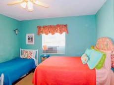 Tybee Tabby Cottage ~ Steps to South Beach ~ Pet Friendly ~ Privacy Fenced Yard