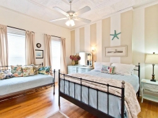 Whitecaps: 5 BR / 4 BA townhouse in Tybee Island, Sleeps 10