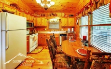 Beautiful Views, large hot tub, screened porch, pet friendly, fenced area