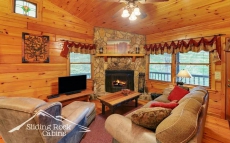 Beautiful Views, large hot tub, screened porch, pet friendly, fenced area