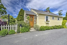 Cottage in Heart of Newport - 2 Miles to Beach!