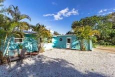 3 Bed 2 bath POOL Walk to Beach STARFISH