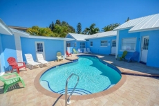 POOL VIEW 2 Bed 2 Bath walk to beach SPECIALS V6