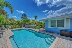 Salt Air East. 2 bed 2 bath heated pool Sleeps 6! Sunny yard, close to beach