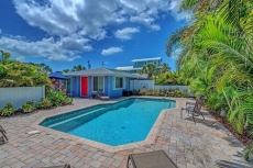 Salt Air East. 2 bed 2 bath heated pool Sleeps 6! Sunny yard, close to beach