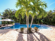  Conch Out Beach House. 4 bed 3 bath bungalow / ranch style heated pool spa