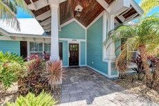  Conch Out Beach House. 4 bed 3 bath bungalow / ranch style heated pool spa